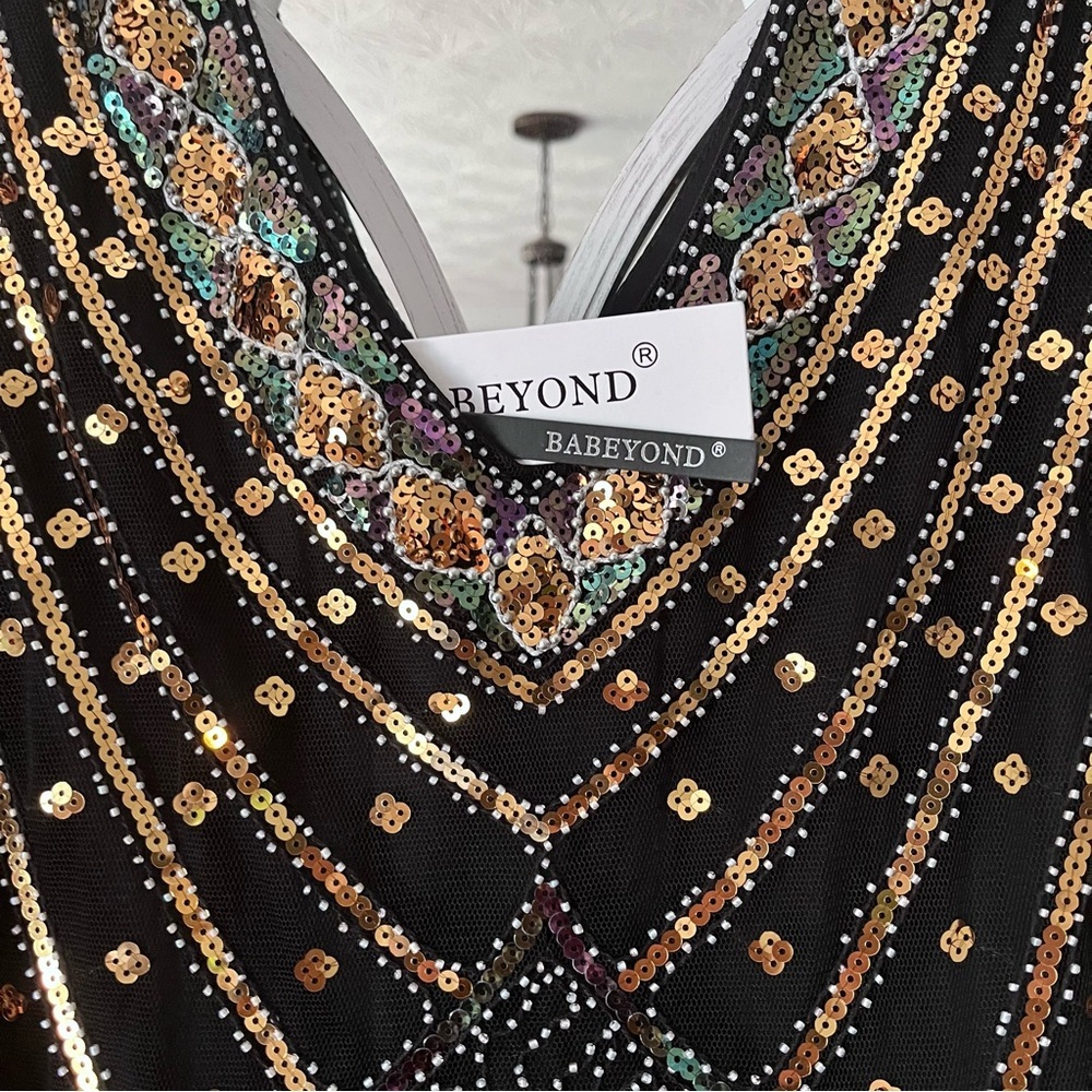 Babeyond 1920s Inspired Elegant Black and Gold Midi Flapper Dress - Picture 7 of 12